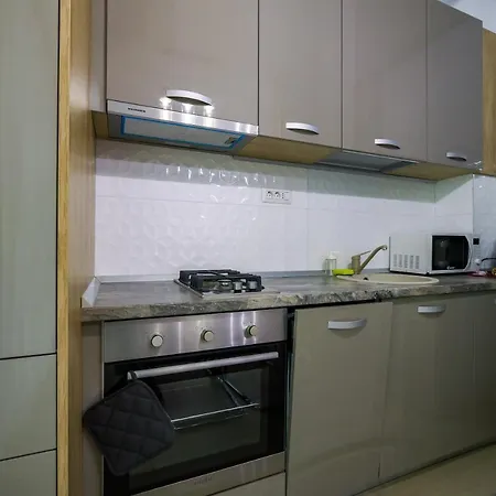 Red Luxury On 아파트 마마이아