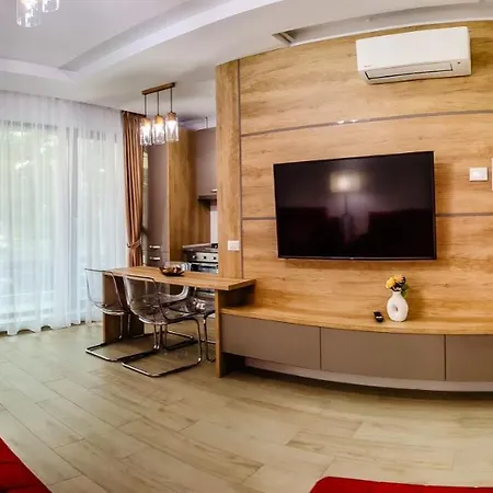 Red Luxury On Mamaia