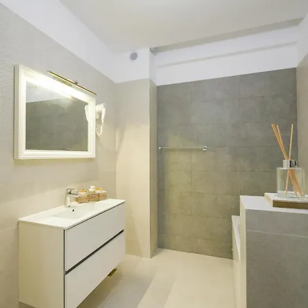 Red Luxury On Mamaia