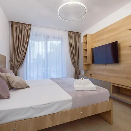 Red Luxury On Mamaia
