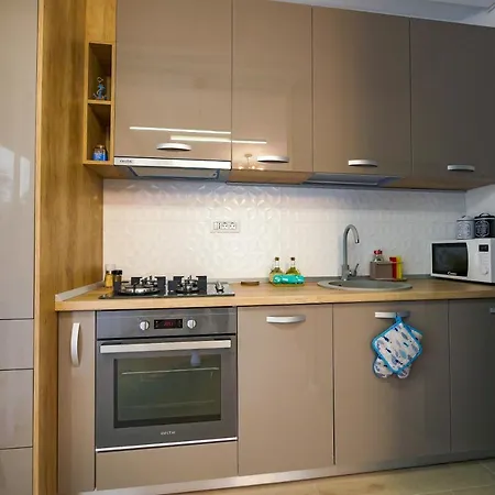 Red Luxury On Apartment Mamaia